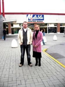 me and Micke outside Bennet Mall :)